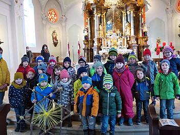 Karin Senger mit ihren Sch&uuml;tzlingen aus der Froschgruppe. Die Kinder werden ihre Erzieherin vermissen. Foto: Bettina Dirauf