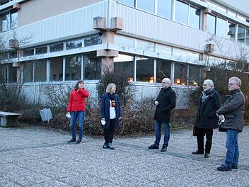 Darf's ein bisschen mehr sein? Sandra Frischke, Renate Molzberger. Michael Kastl, Leo Pfennig und Thomas Happel sehen sich das alte BBZ in Münnerstadt an. Zum Schuljahresbeginn 2021/22 wird die Montessori-Schule Rhön-Saale vorübergehend einziehen. Foto: Thomas Malz