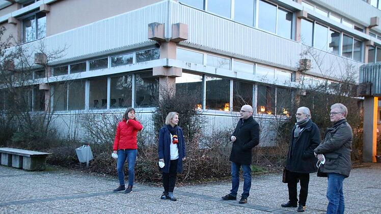 Darf's ein bisschen mehr sein? Sandra Frischke, Renate Molzberger. Michael Kastl, Leo Pfennig und Thomas Happel sehen sich das alte BBZ in Münnerstadt an. Zum Schuljahresbeginn 2021/22 wird die Montessori-Schule Rhön-Saale vorübergehend einziehen. Foto: Thomas Malz
