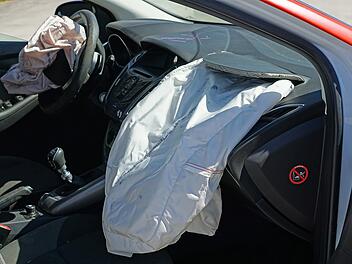 A3 bei Erlangen: Kleinwagen rammt Mini - Verursacher fährt trotz ausgelöster Airbags weiter