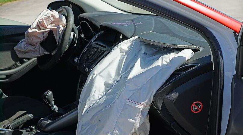 Auffahrunfall in Coburg: 35-J&auml;hrige schrottet Auto - und verletzt sich