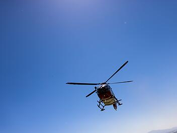 Karlstadt: Mann kommt von Fahrbahn ab - schwer verletzt