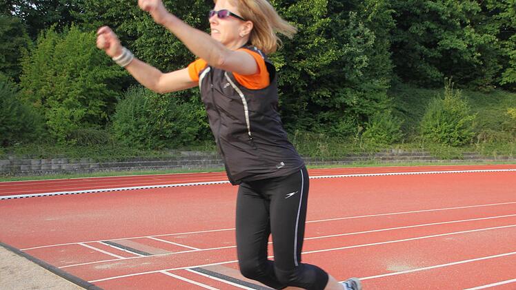 Beim Standweitsprung erreicht Birgit Rodewald die erforderliche Weite für die höchste Stufe. Jetzt fehlt nur noch ein gutes Ergebnis im Bereich der Koordination. Fotos: Hartmut Neubauer