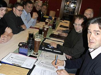 Noch kurz vor V ersammlungsbeginn trug Harald Pascher eine 18. Kandidatin auf der Wahlliste von FDP und Freien Bürgern handschriftlich nach, doch während der Versammlung zog sie ihre Bereitschaft zur Kandidatur zurück. Foto: Ralf Kestel