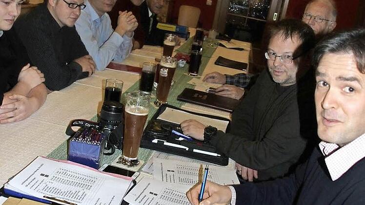 Noch kurz vor V ersammlungsbeginn trug Harald Pascher eine 18. Kandidatin auf der Wahlliste von FDP und Freien Bürgern handschriftlich nach, doch während der Versammlung zog sie ihre Bereitschaft zur Kandidatur zurück. Foto: Ralf Kestel