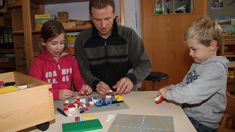 Markus Wahler (45) mit seinen beiden Kindern: Alle kennen und lieben den St.-Hedwig-Kindergarten.