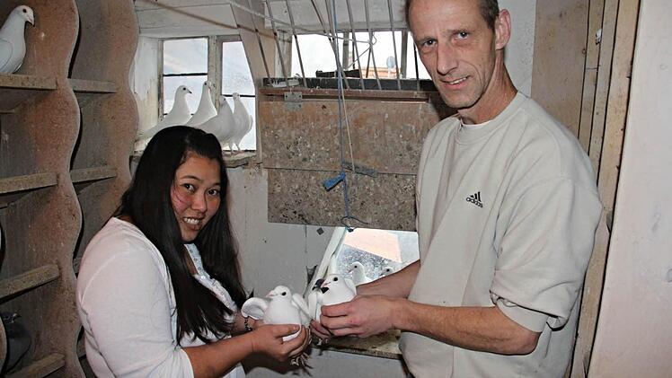 Frank Schelhorn und seine Frau Benjaporn, die ebenfalls Gefallen an dem Hobby hat und gerne mithilft.  Foto: Helmut Will