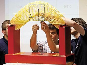 Aus Nudeln Brücken bauen - auch das hat mit Wissenschaft zu tun, wie diese Studenten in der Langen Nacht der Wissenschaften bewiesen.  Foto: Hippel/Kulturidee