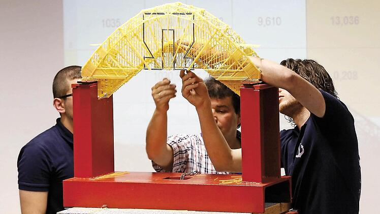 Aus Nudeln Brücken bauen - auch das hat mit Wissenschaft zu tun, wie diese Studenten in der Langen Nacht der Wissenschaften bewiesen.  Foto: Hippel/Kulturidee