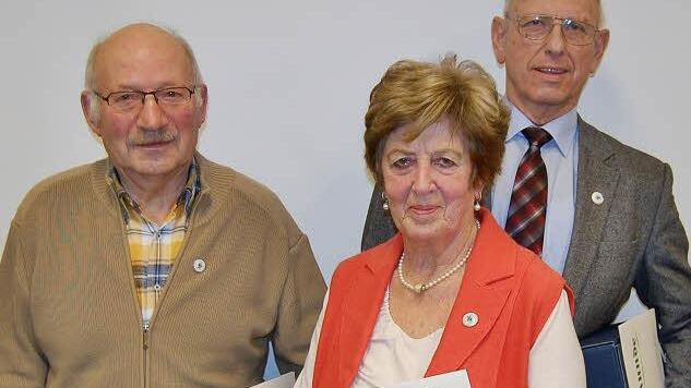Für 25-jährige Mitgliedschaft wurden (von links) Helmut Reichert, Maria Altmann und Johann Kröner mit der silbernen Ehrennadel und einer Urkunde des Landesverbandes ausgezeichnet. Foto: sigismund von Dobschütz