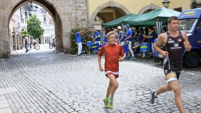Gleich hinter dem Spitaltor trieben Sambarhythmen der Gruppe Paixao die Läufer zusätzlich an. Foto: Barbara Herbst