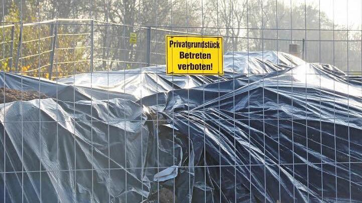 Noch liegt das verseuchte Erdreich unter Plastikplanen auf dem Gelände des Güterbahnhofs. Es muss speziell entsorgt werden.
