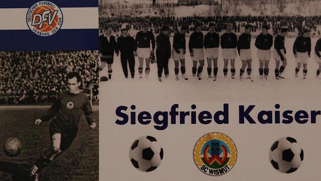 Siegfried Kaiser (links) und die DDR-Meistermannschaft des SC Wismut Aue von 1959 Repro: Manja von Nida