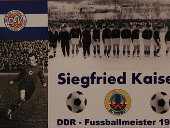 Siegfried Kaiser (links) und die DDR-Meistermannschaft des SC Wismut Aue von 1959 Repro: Manja von Nida