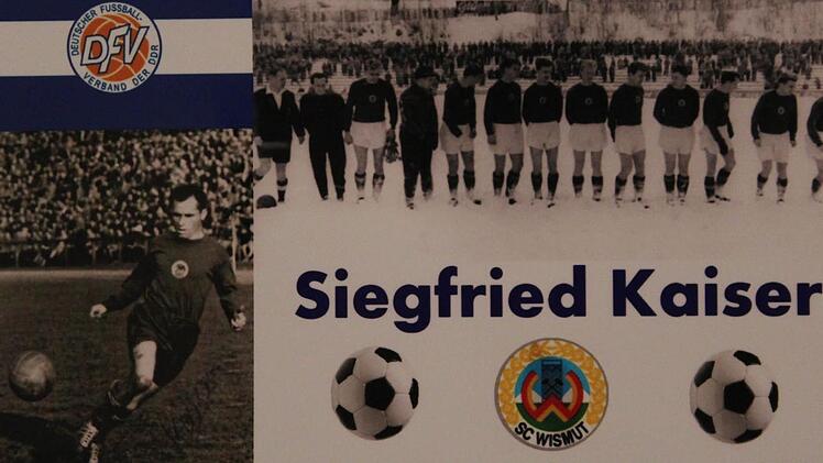 Siegfried Kaiser (links) und die DDR-Meistermannschaft des SC Wismut Aue von 1959 Repro: Manja von Nida