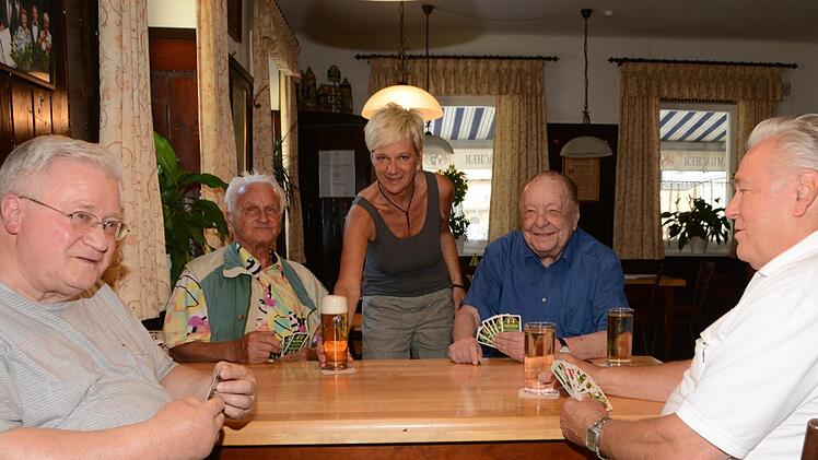 Nach dem Tod ihrer Mutter Elfriede Frank hat Tochter Doris Eber (Mitte) die "Schmiede" zunächst allein geführt. Dass Ende des Monats Schluss ist, bedauern die Stammgäste Günter Müller, Jochen Heinz, Ottmar Schmidt und Richard Schneider (von links) sehr. Foto: Dagmar Besand
