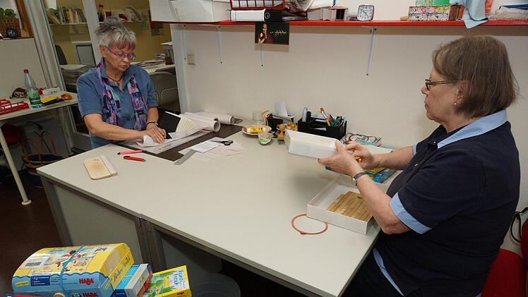 Angelika Stahl und Mona Schreiber kümmern sich um die Bücher und Spiele der Stadtbibliothek.Foto: Arkadius Guzy