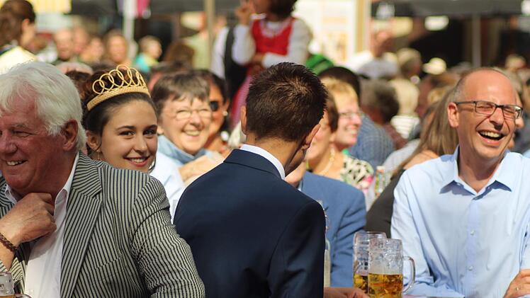 Bei den Texten von Chris Boettcher hatte auch die Lokalprominenz ihren Spaß. Foto: Markus Häggberg