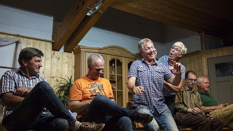 Sie haben es nicht immer leicht die angehenden Rentner. Karin (Renate Hofmann) zieht ihrem Gatten Christian (Hans Georg Borchert) die Ohren lang. Klaus Gagel