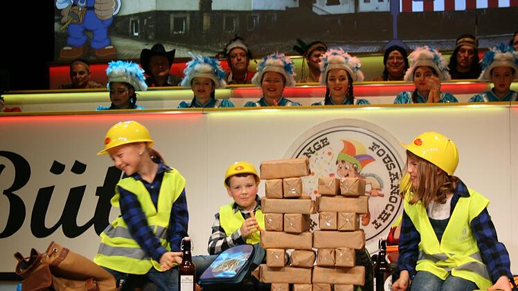Die Simarüther Arbeiterkids kennen sich mit schiefen Mauern aus.
