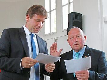 Erwin Zeiß (rechts) sitzt mit 81 Jahren wieder im Kreistag Forchheim. Mit Landrat Hermann Ulm legte er den Amtseid ab.  Foto: Josef Hofbaeur
