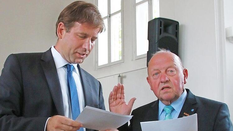Erwin Zeiß (rechts) sitzt mit 81 Jahren wieder im Kreistag Forchheim. Mit Landrat Hermann Ulm legte er den Amtseid ab.  Foto: Josef Hofbaeur