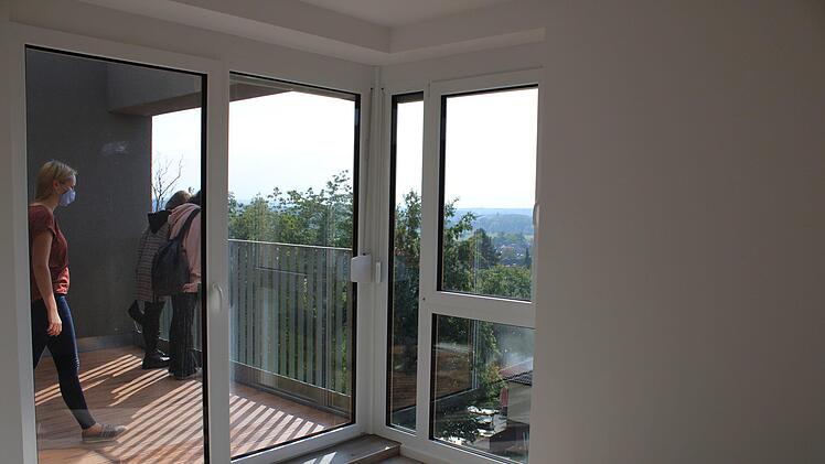 Zukünftige Mieter konnten aus den oberen Stockwerken die Aussicht in die Fränkische Schweiz bestaunen. Foto: Vera Schiller