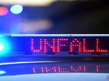 Unfall im Kreis Aschaffenburg: Polizei und Feuerwehrmann kollidieren auf Einsatzfahrt
