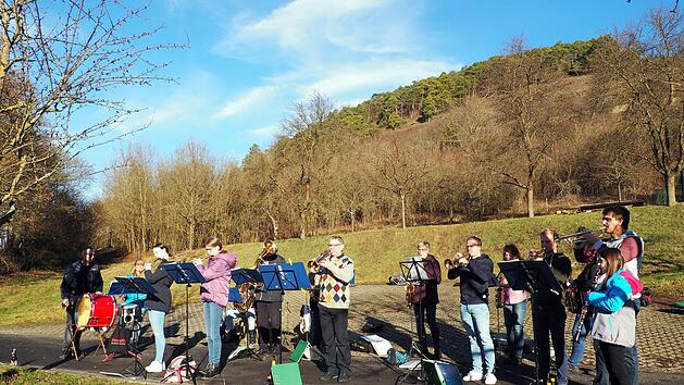 Die Musikvereinigung Machtilshausen hat an Silvester pandemiebedingt an einem zentralen Platz im Ort für die Bevölkerung gespielt. Normalerweise ziehen die Musikanten an Silvester bei Bürgern, die in Vereinen oder Kirche eine führende Position oder ein politisches Amt inne haben, vor der Haustüre auf.