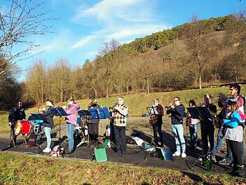 Die Musikvereinigung Machtilshausen hat an Silvester pandemiebedingt an einem zentralen Platz im Ort f&uuml;r die Bev&ouml;lkerung gespielt. Normalerweise ziehen die Musikanten an Silvester bei B&uuml;rgern, die in Vereinen oder Kirche eine f&uuml;hrende Position oder ein politisches Amt inne haben, vor der Haust&uuml;re auf.