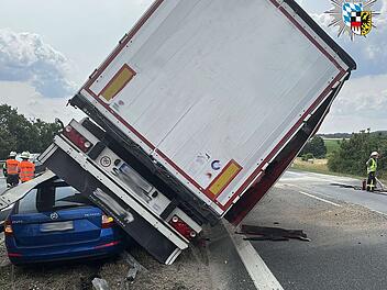 A6 bei Altdorf/Leinburg: Lkw durchbricht Schutzplanke