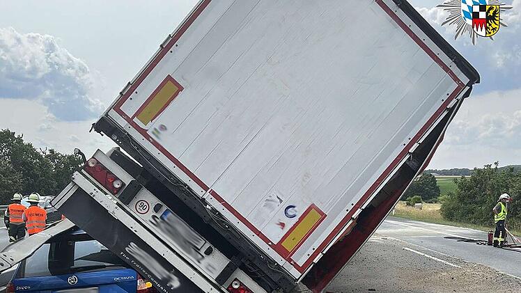 A6 bei Altdorf/Leinburg: Lkw durchbricht Schutzplanke