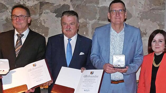 Die Übergabe der Silbernen Bürgermedaille des Landkreises Kulmbach mit (von links) Stellvertretenden Landrat Jörg Kunstmann, Kreisrat Bernd Steinhäuser, Landrat Klaus Peter Söllner, Kreisrat Dietmar Hofmann, Stellvertretender Landrätin Christina F...