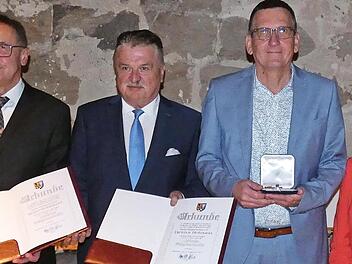 Die Übergabe der Silbernen Bürgermedaille des Landkreises Kulmbach mit (von links) Stellvertretenden Landrat Jörg Kunstmann, Kreisrat Bernd Steinhäuser, Landrat Klaus Peter Söllner, Kreisrat Dietmar Hofmann, Stellvertretender Landrätin Christina F...