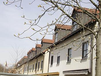 Braune Holzfenster mit Sprossen: Diese Vorschrift gilt weiterhin für die Reihenhäuser mit Blick auf die Birkenfelder Straße (Bild). In den Mehrfamilienhäusern am Seltsamplatz dürfen dagegen auch weiße Kunststoff-Fenster verwendet werden. Foto: Roepert