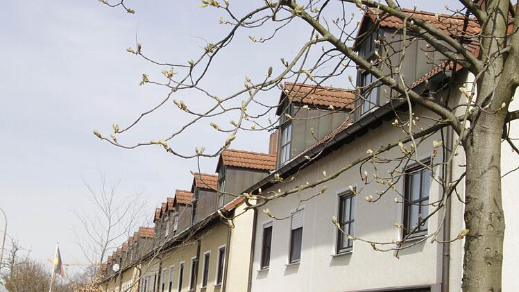 Braune Holzfenster mit Sprossen: Diese Vorschrift gilt weiterhin für die Reihenhäuser mit Blick auf die Birkenfelder Straße (Bild). In den Mehrfamilienhäusern am Seltsamplatz dürfen dagegen auch weiße Kunststoff-Fenster verwendet werden. Foto: Roepert