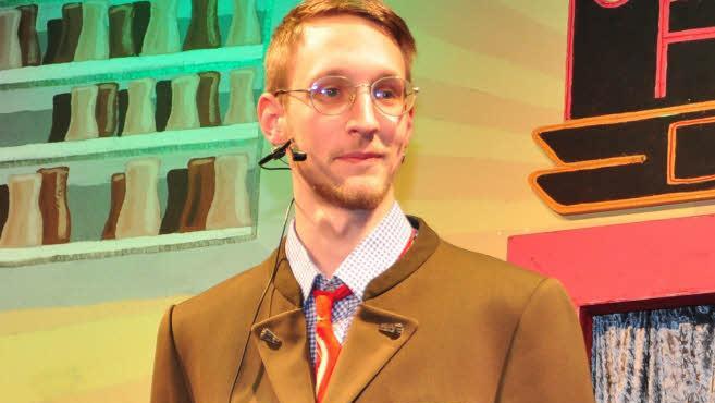 Jakob Selig brachte als staubtrockener sadistischer Studienrat "Helfried" das Publikum zum Lachen. Foto Ulrike Langer