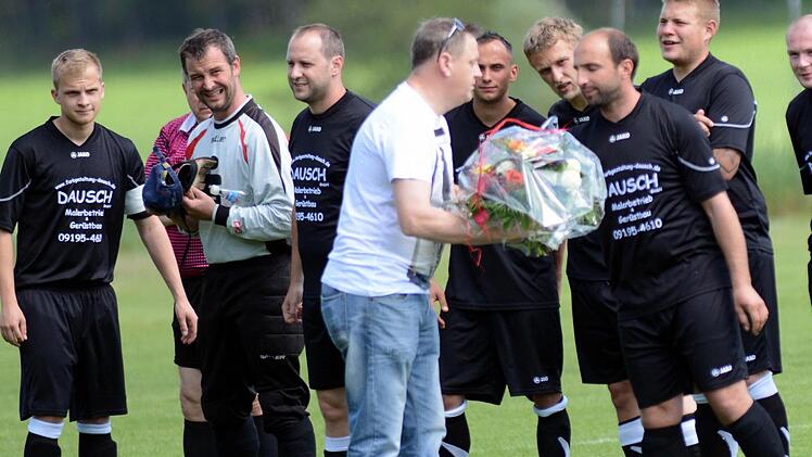 Für den Spieler und Ex-Trainer Muamer Ramicevic gab es in Frimmersdorf Blumen.