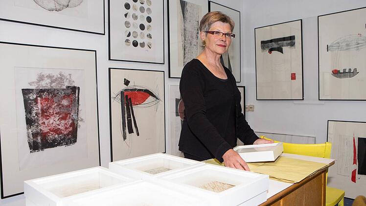 Für Kunst macht sich Waltraud Scheidel nicht nur in ihrem Hallstadter Atelier stark, aktuell wirbt sie für eine Artothek. Foto: Matthias Hoch