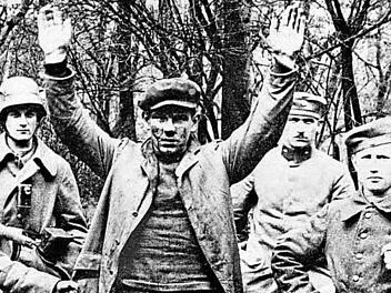Weißgardisten präsentieren einen gefangenen Revolutionär Foto: Archiv