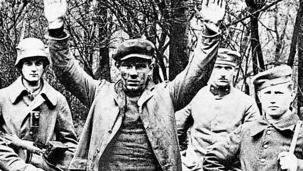 Weißgardisten präsentieren einen gefangenen Revolutionär Foto: Archiv