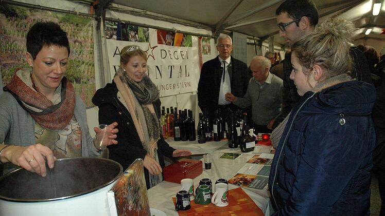 Rudis Glühwein traf voll den Geschmack der Franzosen. Antonie Bergmann und Tochter Isabel, die ehemalige Sander Weinprinzessin, hatten am Stand des Abt-Degen-Weintals alle Hände voll zu tun.   Alle Fotos: Moni Göhr/Landratsamt Haßberge