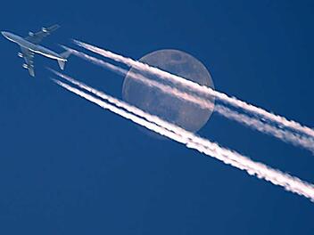 Steckt in scheinbar harmlosen Kondensstreifen ein Cocktail gefährlicher Stoffe? Die Anhänger der Chemtrail-Theorie sind davon überzeugt. Foto: Wolfgang Schneider/dpa