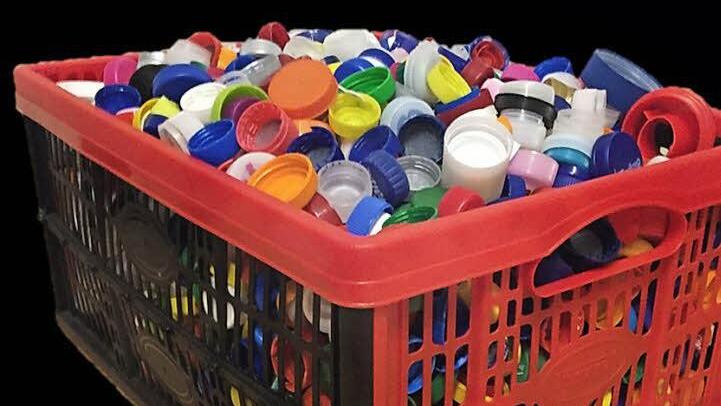 Es ist so einfach: Plastikdeckel sammeln und Polio-Impfungen damit finanzieren.  Foto: Verein Deckel drauf