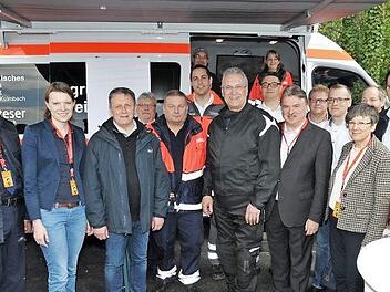 Ein neues Fahrzeug für die Unterstützungsgruppe "Sanitäts-Einsatzleitung" stellte Bayerns Innenminister Joachim Herrmann (Mitte) in Kulmbach in Dienst.  Foto: Klaus Rößner