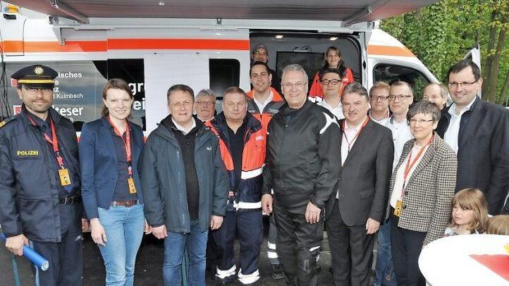 Ein neues Fahrzeug für die Unterstützungsgruppe "Sanitäts-Einsatzleitung" stellte Bayerns Innenminister Joachim Herrmann (Mitte) in Kulmbach in Dienst.  Foto: Klaus Rößner