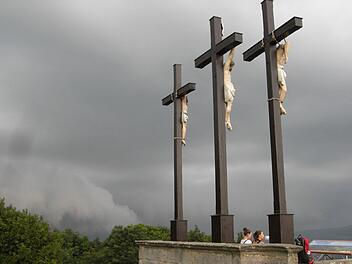 Bei Gewitter kann es an den Golgatha-Kreuzen schaurig-schön werden.  Foto: Joachim Rübel