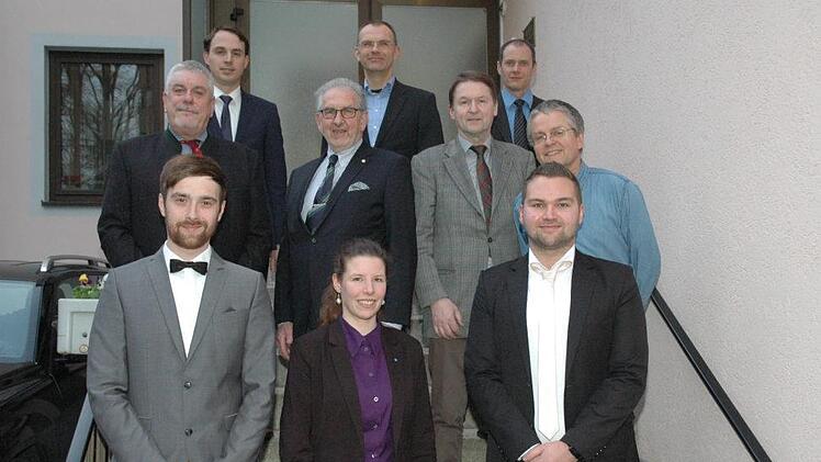 Die drei Ingenieure (vorn von links) Martin Hyla, Susanne Angela Olbrich und Andreas Gutgesell wurden von der VDI Coburg mit Urkunden, einer kostenlosen einjährigen VDI-Mitgliedschaft und einer finanziellen Anerkennung für ihre hervorragenden Abschlussarbeiten an der Hochschule Coburg geehrt. Coburgs Oberbürgermeister Nobert Tessmer (mittlere Reihe links), der Vorsitzende der VDI Coburg, Dr.-Ing. Martin Schmitt (obere Reihe links) und die Vertreter der Hochschule Coburg und des VDI freuten si...