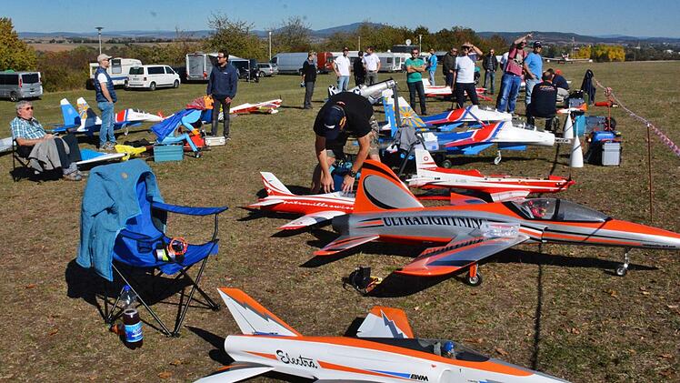 Die verschiedensten Flugzeugtypen sah man beim Modellflugtreffen in Bad Königshofen. Foto: Hanns Friedrich