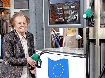Ihren 95. Geburtstag feierte Eugenie Hümmer. Immer noch bedient sie täglich an der Tankstelle ihre Kunden mit einem freundlichen Lächeln. Foto: Günther Geiling